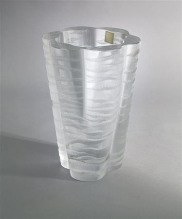 LALIQUE un vaso lobato in cristallo di forte spessore con incisioni...