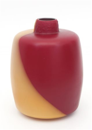 CENEDESE (Editore) un vaso in vetro soffiato con il collo "battuto", anni...