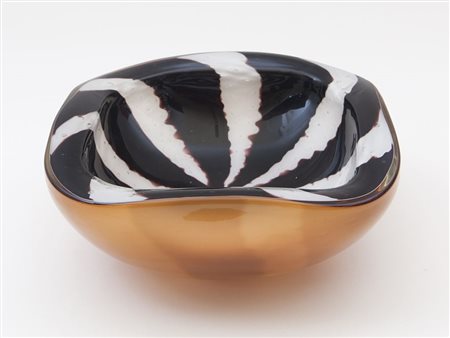 MURANO, anni '60. Una coppa in vetro sommerso. Cm 9 (h) x 21 x 21.