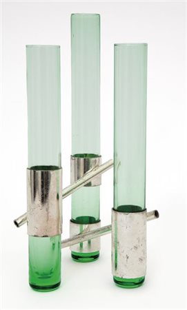 UN TRI-VASO, anni "60. Metallo argentato, vetro verdino trasparente. Altezza...