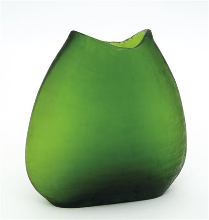 MURANO, anni "70. Un vaso in vetro verde con superficie zigrinata. Altezza cm...
