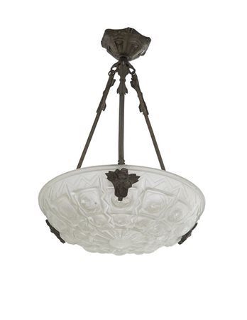 PRODUZIONE FRANCESE, anni "20. Una lampada a sospensione con struttura in...