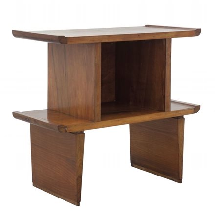UN TAVOLINO, anni "30. Legno impiallacciato in noce e parti in massello. Cm...
