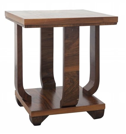 UN TAVOLINO, anni "30. Legno impiallacciato in noce. Cm 62 (h) x 55 x 55.
