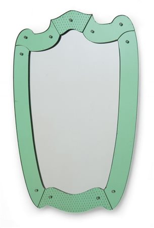 UNO SPECCHIO DA PARETE, anni '40. Cristallo colorato inciso e argentato,...