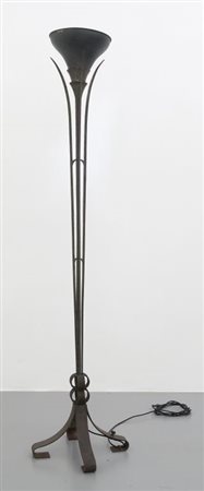 UNA LAMPADA DA TERRA, anni "30. Struttura di ferro patinato, cono diffusore...