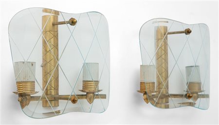 DUE LAMPADE A PARETE, anni '40. Ottone, cristallo inciso e molato. Altezza cm...