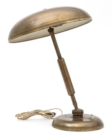 UNA LAMPADA DA TAVOLO, anni '40.Ottone.Altezza cm 40.