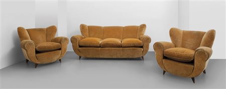 UN DIVANO E DUE POLTRONE, anni '40. Strutture e gambe in legno, imbottiture...