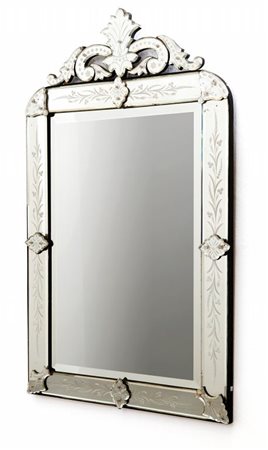 UNO SPECCHIO DA PARETE, anni '40. Cristalli sagomati incisi e argentati,...