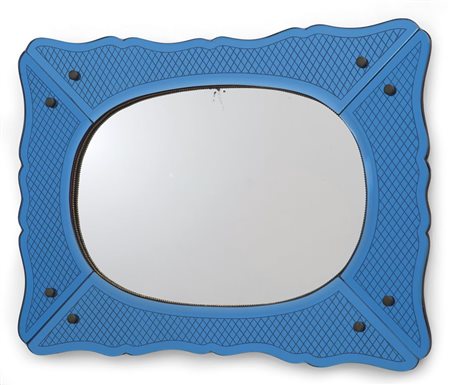 UNO SPECCCHIO DA PARETE, anni '40. Cristallo colorato sagomato inciso molato...