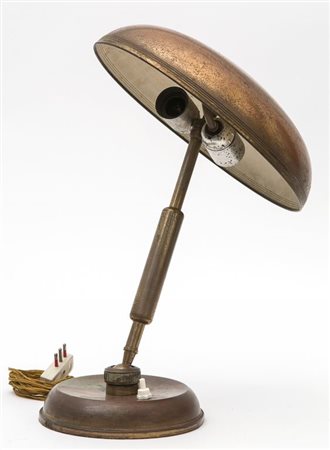 UNA LAMPADA DA TAVOLO, anni '40.Ottone.Altezza cm 40.
