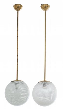DUE LAMPADE A SOSPENSIONE, anni '40.Ottone, vetro "reticello".Altezza cm 88,...