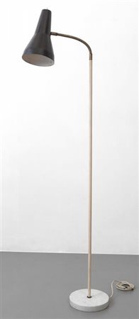 UNA LAMPADA DA TERRA, anni '50. Ottone, alluminio laccato. Altezza cm 160.