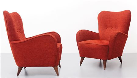 DUE POLTRONE, anni "50. Struttura e gambe in legno, imbottiture rivestite in...