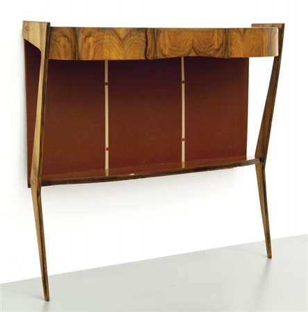 UNA COSOLE, anni "50. Legno impiallacciato in noce, vinilpelle. Cm 80 (h) x...