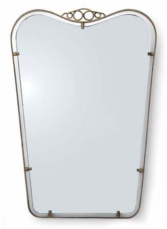 UNO SPECCHIO DA PARETE, anni '50. Ottone, cristallo argentato. Cm 70 x 50.