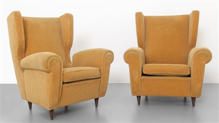 DUE POLTRONE, anni '50. Struttura e gambe in legno, imbottiture rivestite in...