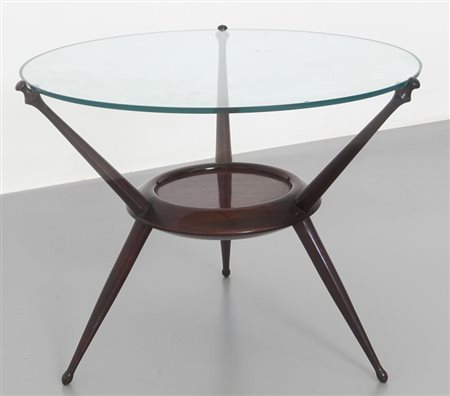 UN TAVOLINO, anni '50. Legno di mogano tinto all'anilina, cristallo. Altezza...