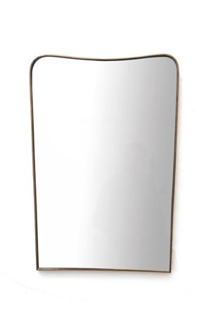 UNO SPECCHIO DA PARETE, anni '50. Ottone, cristallo argentato. Cm 72 x 50.