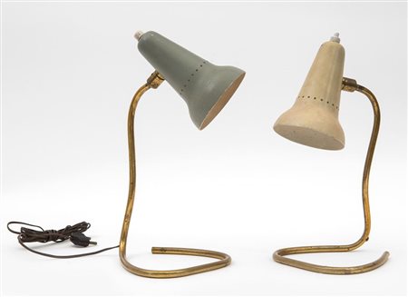 DUE LAMPADE DA TAVOLO, anni "50. Ottone, alluminio laccato. Altezza cm 28.