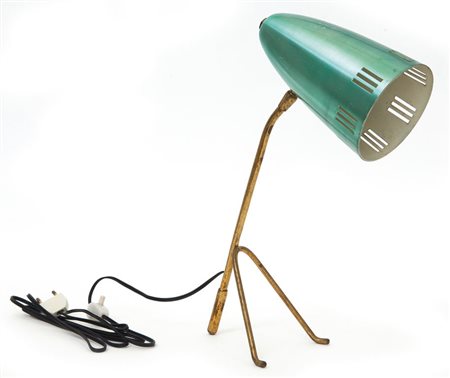 UNA LAMPADA DA TAVOLO, anni '50. Ottone, alluminio laccato. Altezza cm 36.