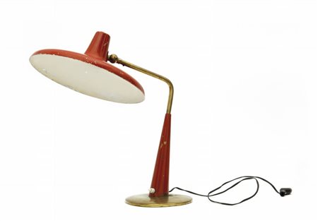 UNA LAMPADA DA TAVOLO, anni '50. Ottone, alluminio laccato (difetti). Altezza...