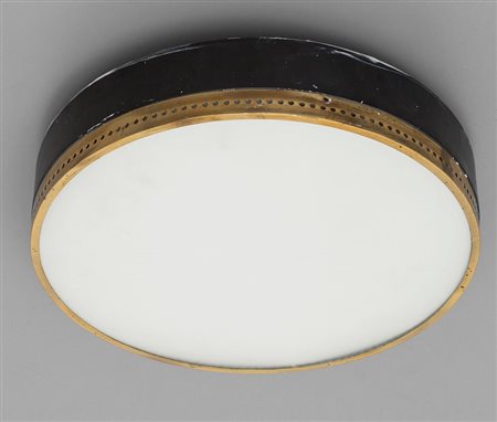 UNA PLAFONIERA, anni '50. Alluminio laccato, ottone, vetro stinato. Altezza...