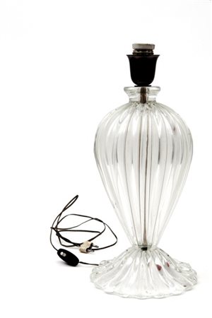 UNA LAMPADA DA TAVOLO, anni '50. Ottone, cristallo. Paralume mancante....