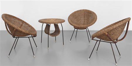 TRE POLTRONCINE E UN TAVOLINO, anni "50. Ferro verniciato, midollino....