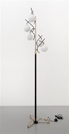 UNA LAMPADA DA TERRA, anni "50. Ottone, ferro verniciato, vetro opalino....