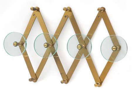 UN APPENDIABITI, anni '50. Ottone, cristallo. Altezza minima cm 15, larghezza...