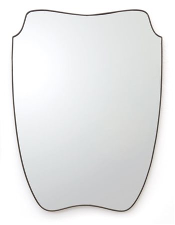 UNO SPECCHIO DA PARETE, anni "50. Ottone, cristallo argentato. Cm 118 x 88.