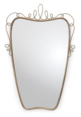 UNO SPECCHIO DA PARETE, anni '50. Ottone, cristallo argentato. Cm 90 x 60.