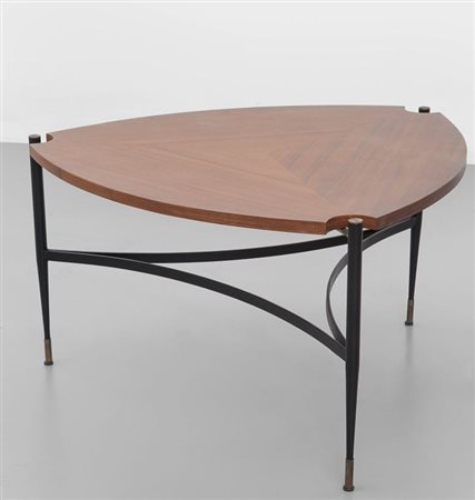 UN TAVOLINO, anni '50. Ferro verniciato, ottone, legno impiallacciato in...