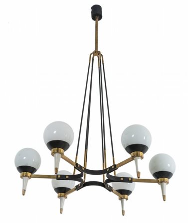 UN LAMPADARIO, anni '60. Ottone, alluminio laccato, tubo di ferro verniciato....