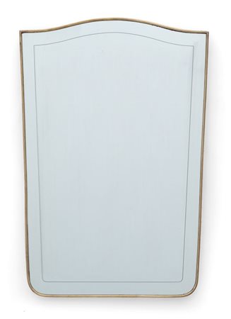 UNO SPECCHIO DA PARETE, anni '50. Ottone, cristallo argentato. Cm 82 x 52.