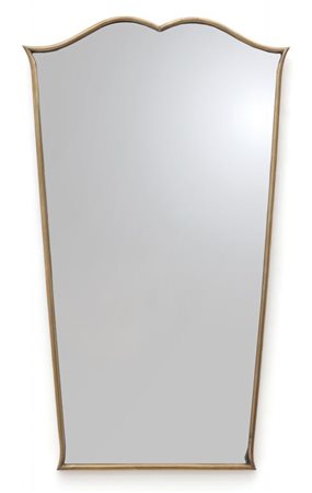 UNO SPECCHIO DA PARETE, anni '50. Ottone, cristallo argentato. Cm 90 x 53.