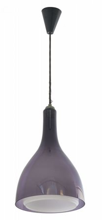 UNA LAMPADA A SOSPENSIONE, anni '60.Vetro ametista soffiato, vetro opalino...