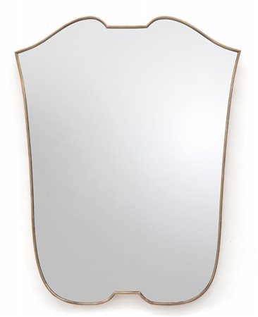 UNO SPECCHIO DA PARETE, anni '50. Ottone, cristallo argentato. Cm 70 x 55.