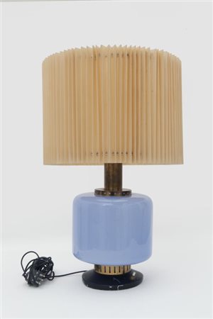 UNA LAMPADA DA TAVOLO, anni "60. Alluminio laccato, ottone, vetro...