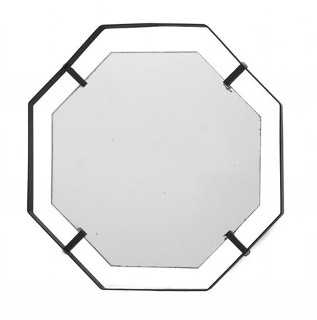 UNO SPECCHIO DA PARETE, anni "60. Ferro verniciato, ottone, cristallo...