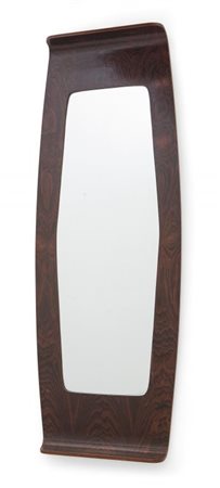 UNO SPECCHIO DA PARETE, anni '60.Compensato di mogano curvato, cristallo...