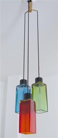 UNA LAMPADA A SOSPENSIONE, anni "60. Ottone, metallo verniciato, vetro di...