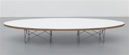 CHARLES & RAY EAMES Un tavolino "Surfboard" per HERMAN MILLER, 1951. Tondino...