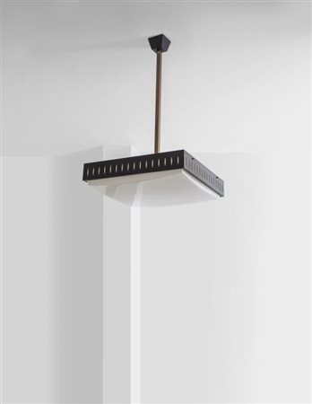 UNA LAMPADA A SOSPENSIONE, anni "60. Lamierino verniciato, alluminio laccato,...