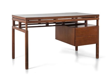 UNA SCRIVANIA, anni '60. Legno di teak, legno impiallacciato in teak, piano...
