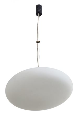 UNA LAMPADA A SOSPENSIONE, anni "60. Alluminio laccato, ottone, vetro opalino...