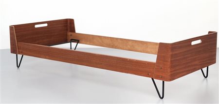 UN LETTO, anni "60. Ferro verniciato, legno impiallacciato in teak,...