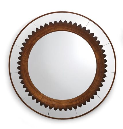 UNO SPECCHIO DA PARETE, anni '60. Legno di rovere, cristallo argentato....